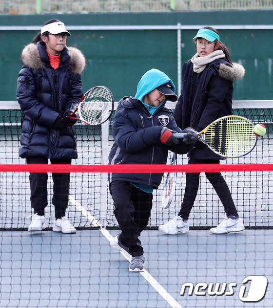 테니스 배우는 어린이들