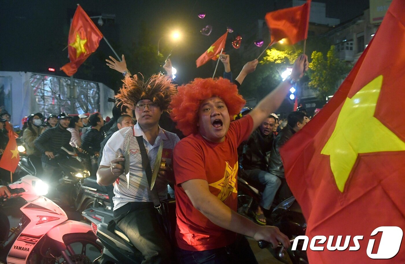 본문 이미지 - 지금 베트남은 2002년의 한반도처럼 축구로 인해 들썩이고 있다. ⓒ AFP=News1