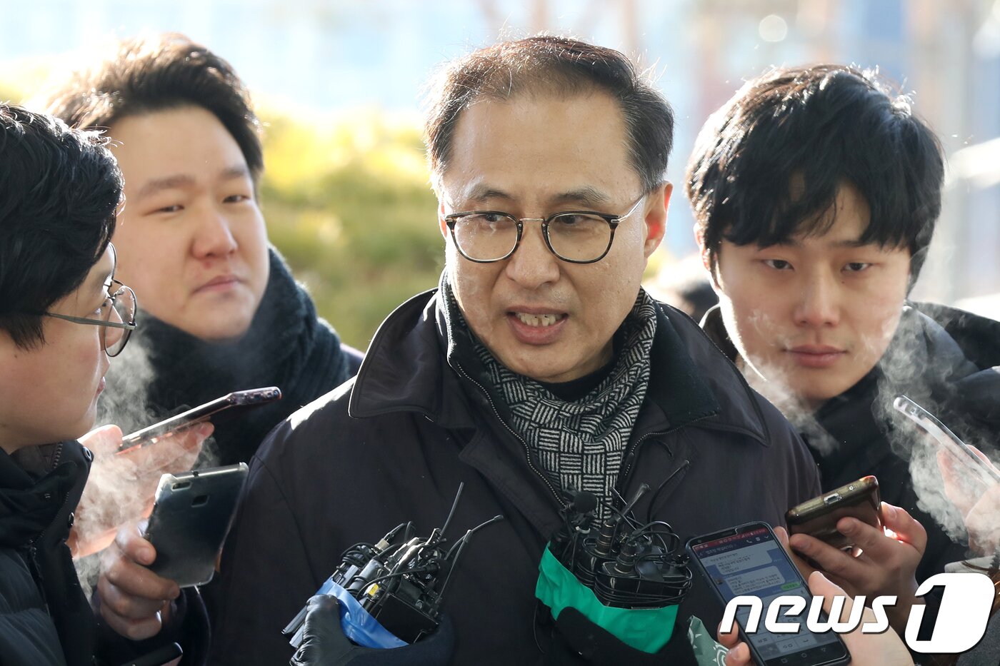 본문 이미지 - 이명박 전 대통령의 조카 이동형 다스 부사장이 24일 오전 서울 송파구 서울동부지방검찰청에 피의자 신분으로 출석하고 있다.  2018.1.24/뉴스1 ⓒ News1 민경석 기자