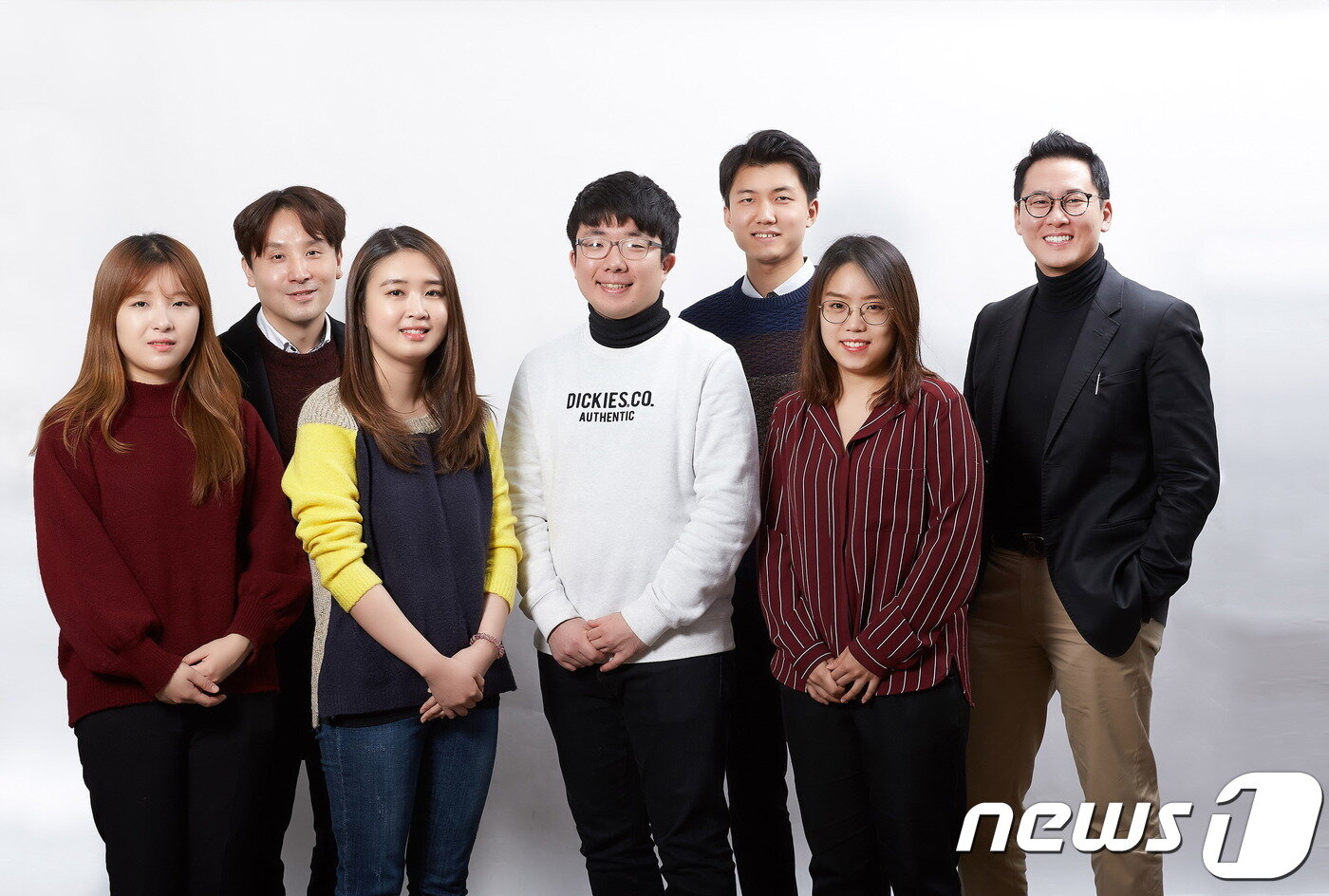 본문 이미지 - 스마트 콘택트렌즈를 개발한 UNIST 연구진. 왼쪽부터 장지욱 연구원 박장웅 교수 김주희 연구원 박지훈 연구원 박영근 연구원 김소연 연구원 변영재 교수. ⓒ News1