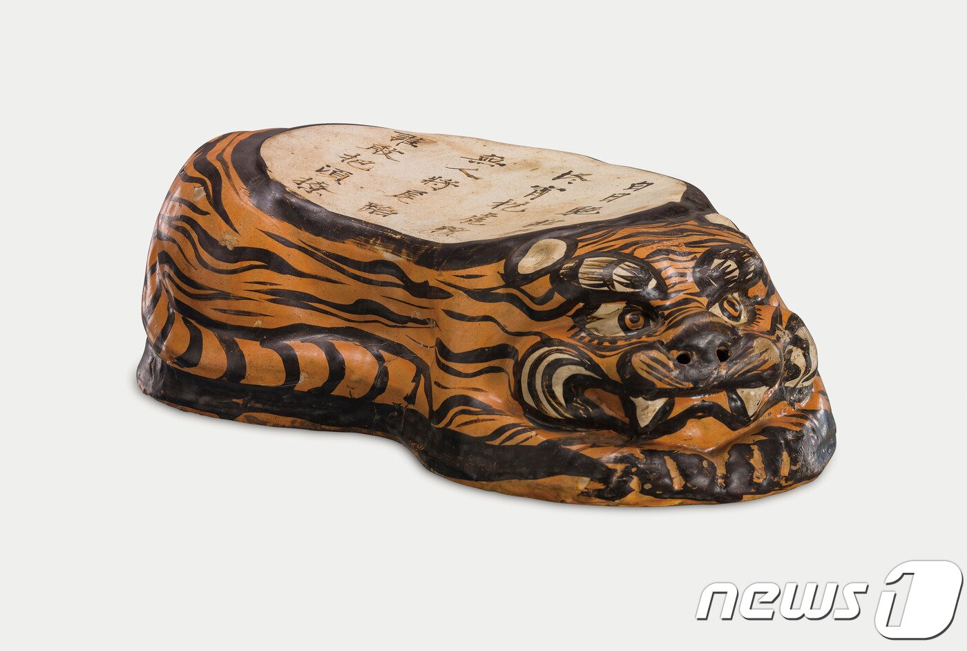 본문 이미지 - '호랑이 모양 베개'(虎形磁枕), 금(1115~1234), 자기, 높이 12.0cm, 길이 26.0cm, 너비 12.5cm, 중국국가박물관 소장 ⓒ News1