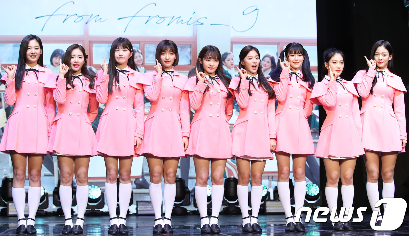 (서울=뉴스1) 권현진 기자 = 프로미스나인이 24일 오후 서울 중구 한 쇼핑몰 콘스트홀에서 열린 첫 번째 미니 앨범 ‘투 하트(To. Heart)’ 쇼케이스에 참석해 포즈를 취하 …