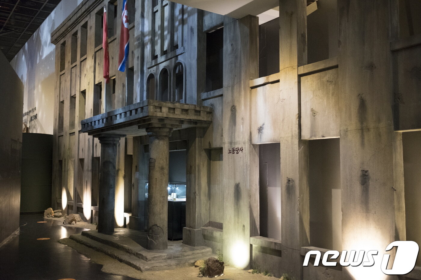 본문 이미지 - 고성DMZ박물관에 복원된 노동당사 건물 ⓒ News1