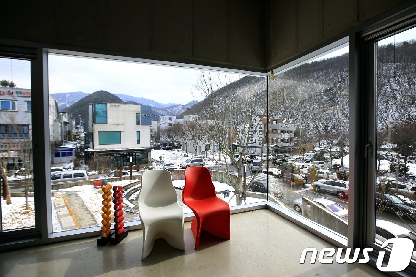 본문 이미지 - 광주광역시 우제길미술관 2층 전시실에서 무등산이 올려다보인다ⓒ News1