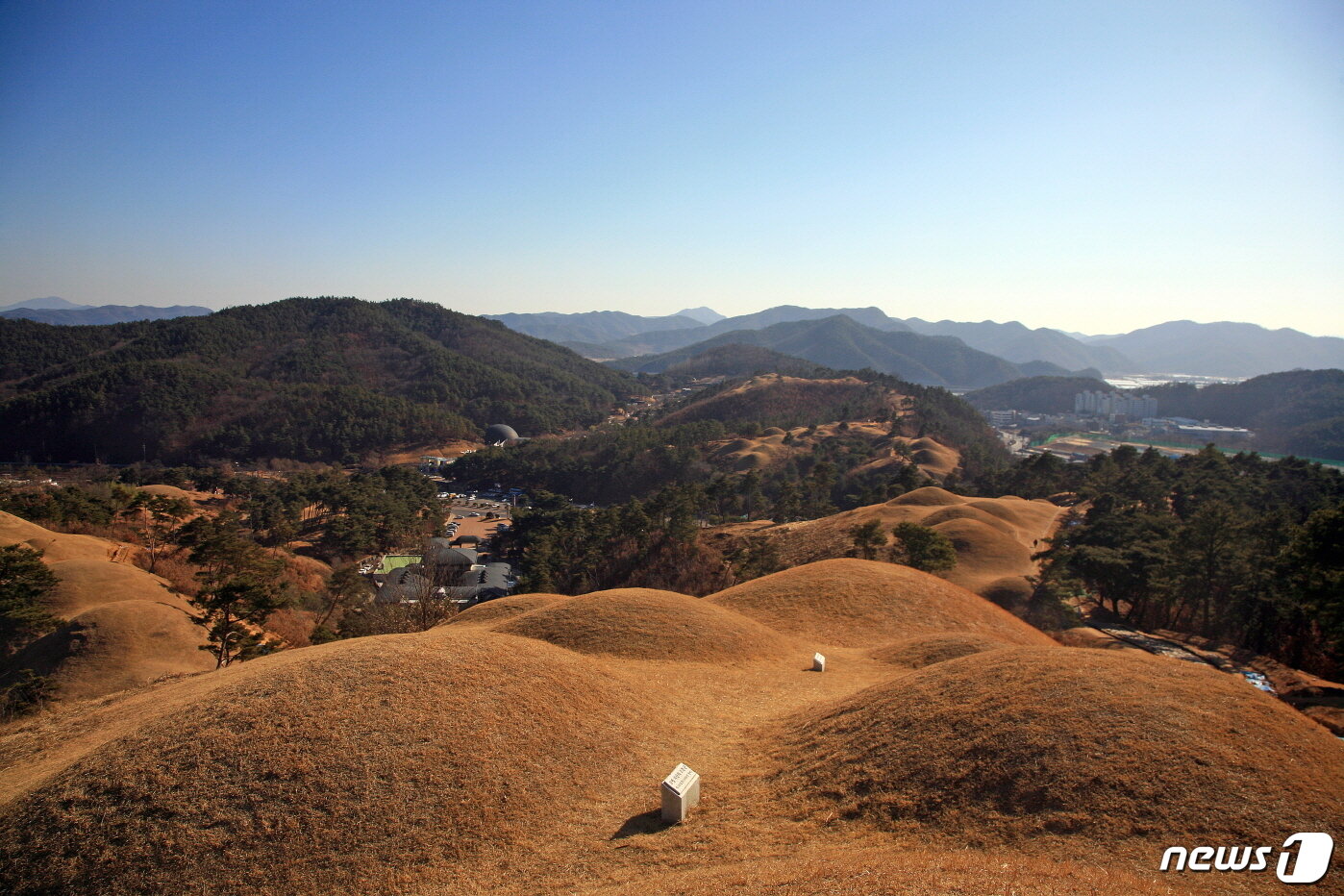 본문 이미지 - 고령 지산동 고분군에서 본 남쪽 고분군과 대가야 역사테마관광지 풍경 ⓒ News1