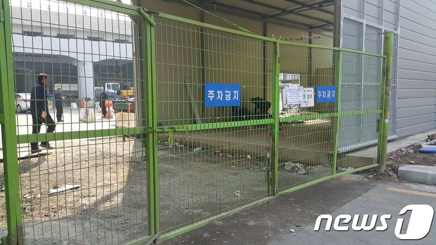 본문 이미지 - 지난 21일 오전 만취운전자가 철로로 진입하기 전 통과한 동대구역 출입문 안쪽으로 작업자들이 지나다니고 있다. 2018. 1. 23. 정지훈 기자/뉴스1 ⓒ News1