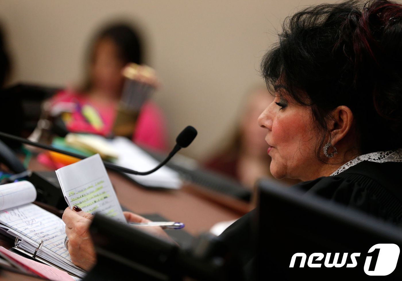 본문 이미지 - 나사르의 편지를 읽어내려가는 로즈마리 아킬리나 판사. ⓒ AFP=뉴스1