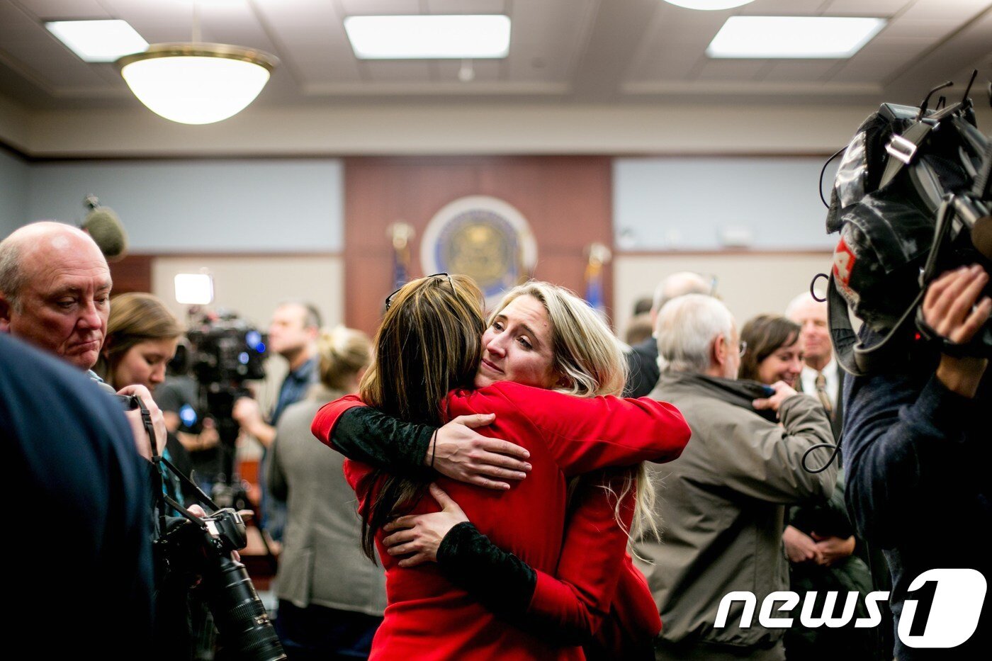 본문 이미지 - 나사르로부터 성폭력을 당한 피해자들이 선고 직후 서로를 끌어안고 있다. ⓒ AFP=뉴스1