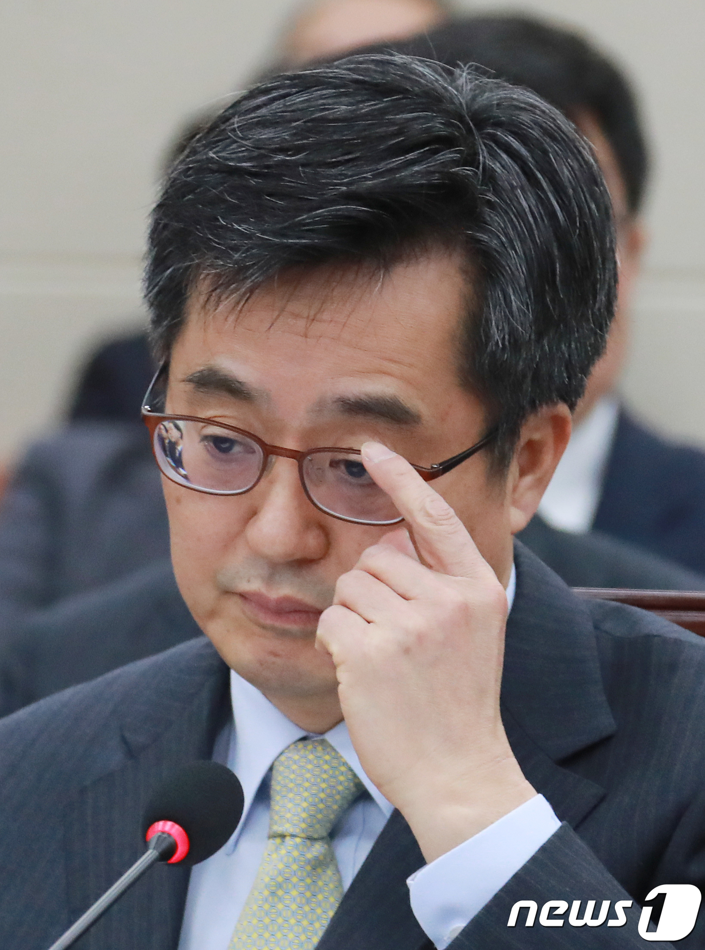 자료 확인하는 김동연 경제부총리 - 뉴스1