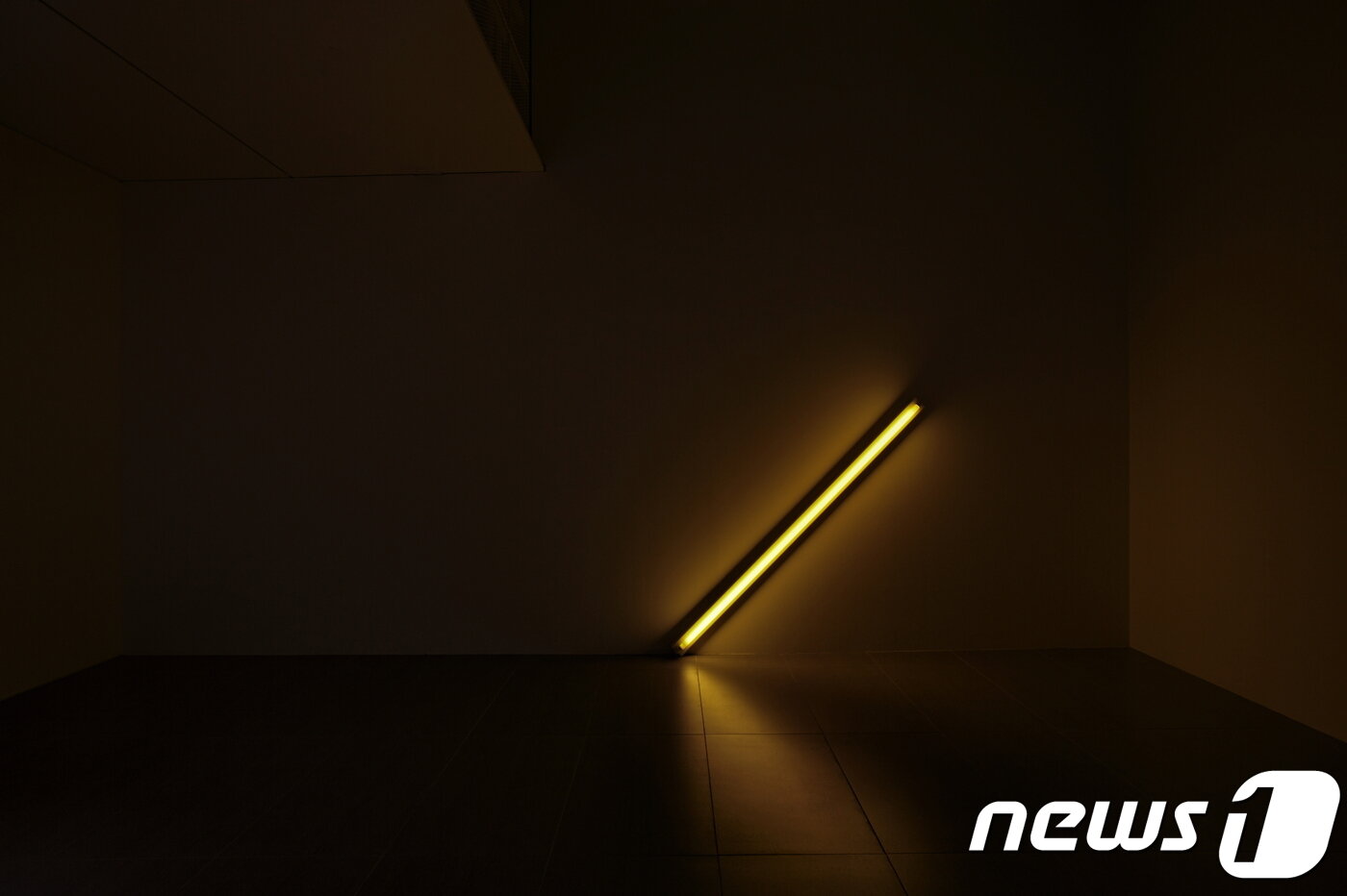 본문 이미지 - 댄 플래빈 'The Diagonal of May 25, 1963 (to Constantin Brancusi) 1963년 5월 25일의 사선 (콘스탄틴 브랑쿠시에게)' 1963. 롯데뮤지엄 제공ⓒ News1