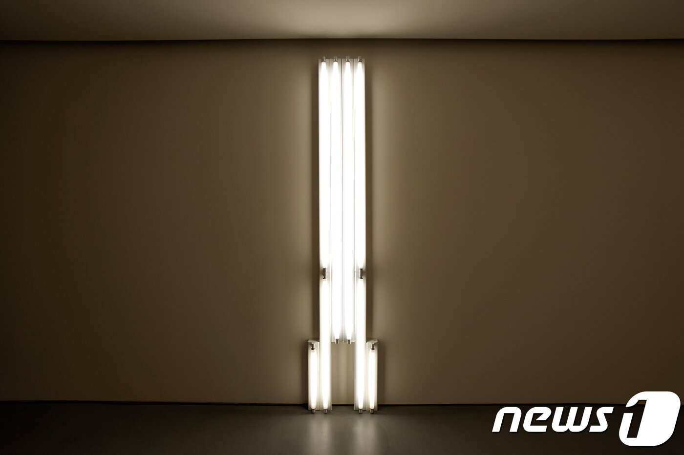 본문 이미지 - 댄플래빈, 'Monument for V. Tatlin_블라디미르 타틀린을 위한 기념비'_ 1974. 롯데뮤지엄 제공ⓒ News1