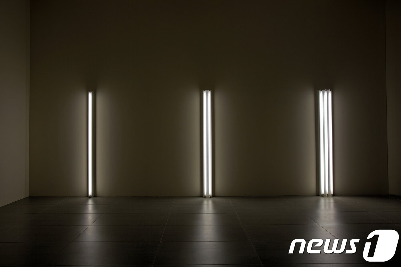 본문 이미지 - 댄플래빈, The Nominal Three (to William of Ockham) 유명론의 셋(윌리엄 오캄에게)1963. 롯데뮤지엄 제공ⓒ News1