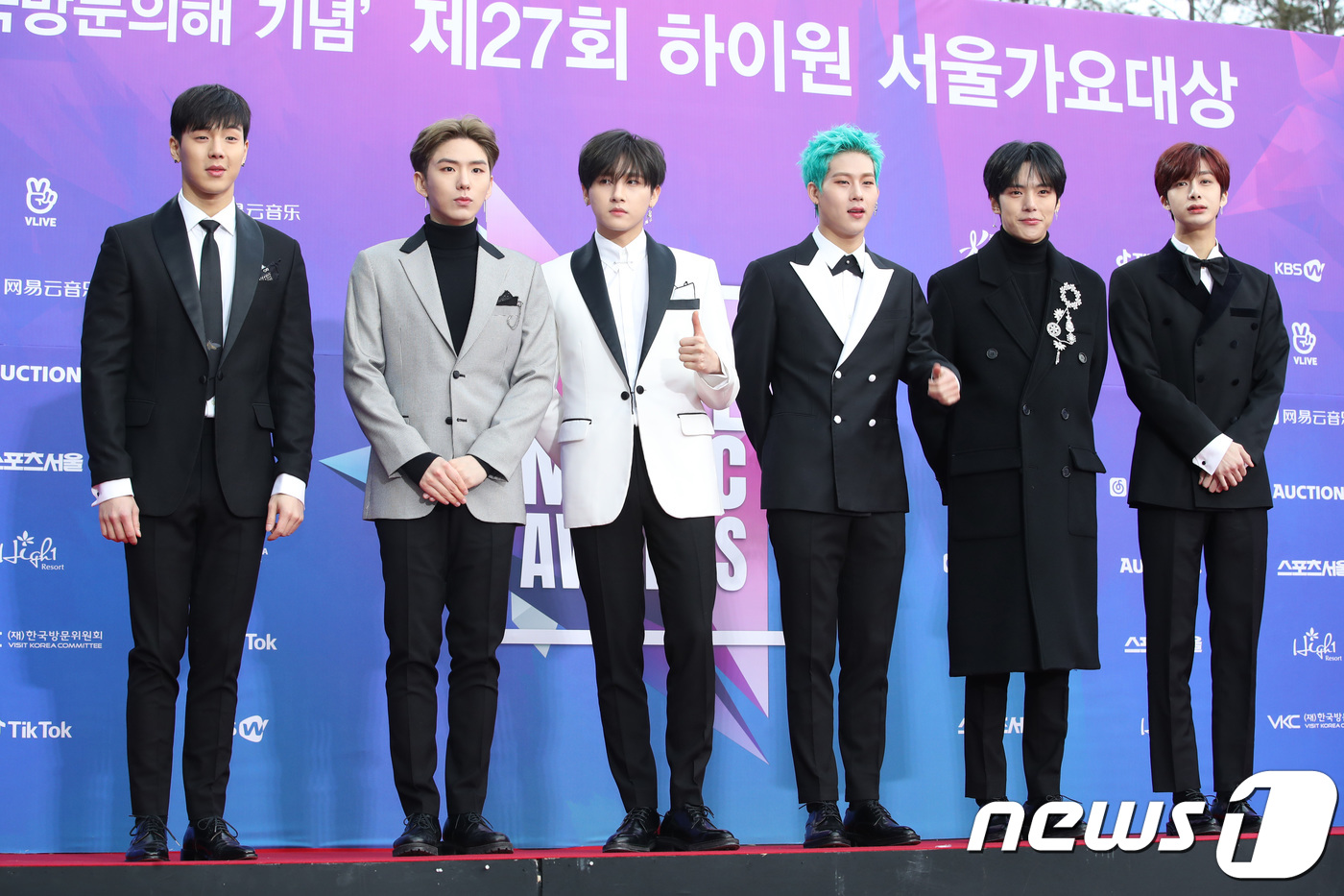 (서울=뉴스1) 권현진 기자 = 몬스타엑스가 25일 오후 서울 고척돔에서 열린 '제27회 하이원 서울가요대상'(서가대) 시상식에 참석해 포즈를 취하고 있다. 왼쪽부터 셔누, 기현, …