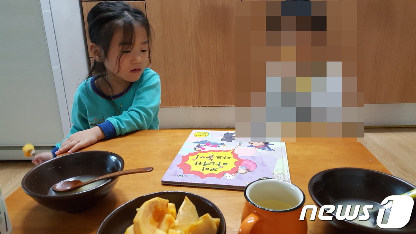 본문 이미지 - 전주지검은 고준희양(5) 사건 최종 브리핑을 열었다. 이날 브리핑에서 검찰은 준희양의 생전 모습이 담긴 사진을 공개했다.(전주지검 제공)2018.01.25/뉴스1 ⓒ News1 박슬용 기자