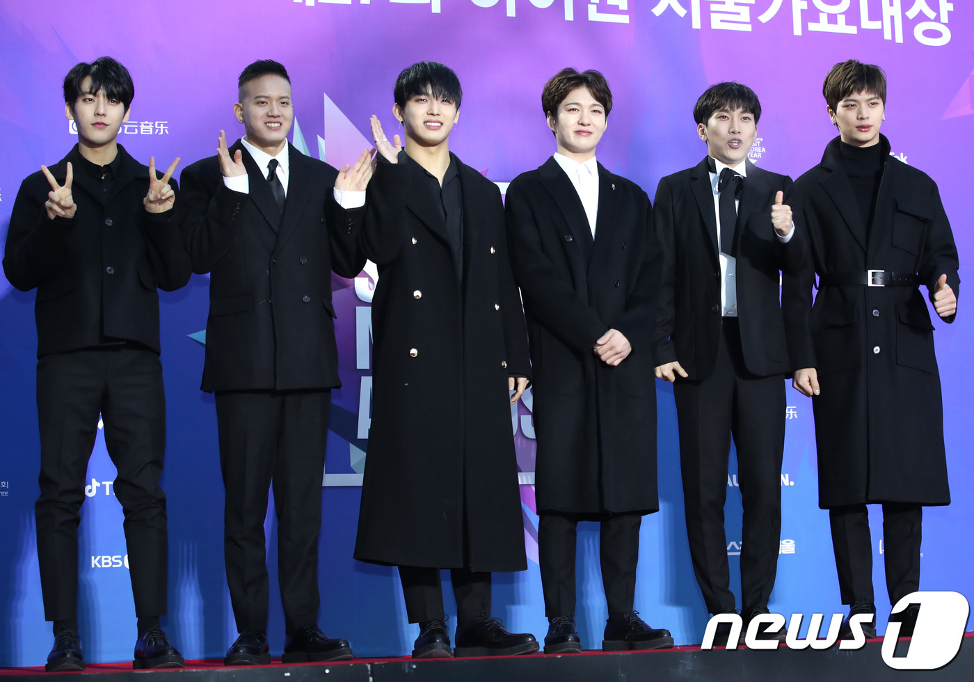 (서울=뉴스1) 권현진 기자 = 비투비가 25일 오후 서울 고척돔에서 열린 '제27회 하이원 서울가요대상'(서가대) 시상식에 참석해 포즈를 취하고 있다. 왼쪽부터 민혁, 프니엘, …