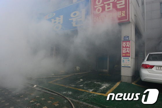 26일 오전 7시 32분쯤 부산 경남 밀양시 가곡동 세종병원에서 화재가 발생해 소방대원들이 화재를 진압하고 있다.2018.1.26/뉴스1 © News1 강대한 기자