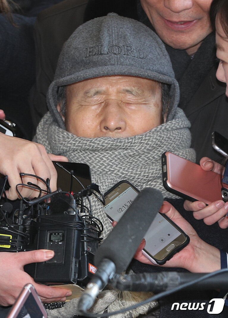 본문 이미지 - 이명박 전 대통령의 친형 이상득 전 국회의원이 26일 오전 서울 서초구 서울중앙지방검찰청에 피의자 신분으로 출석하고 있다. 이 전 의원은 국회의원으로 재직 중이던 2011년 국정원으로부터 억대의 특수활동비를 수수한 혐의를 받고 있다. 2018.1.26/뉴스1 ⓒ News1 신웅수 기자