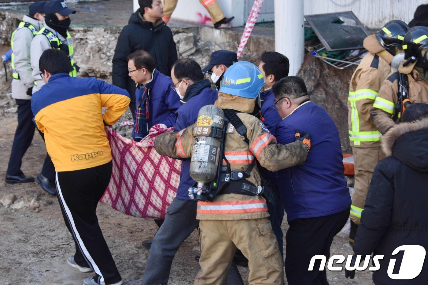 본문 이미지 - 26일 오전 화재가 발생한 경남 밀양시 가곡동 세종요양병원에서 소방대원과 경찰이 시신을 수습하고 있다. &#40;경남도민일보 제공&#41; 2018.1.26/뉴스1