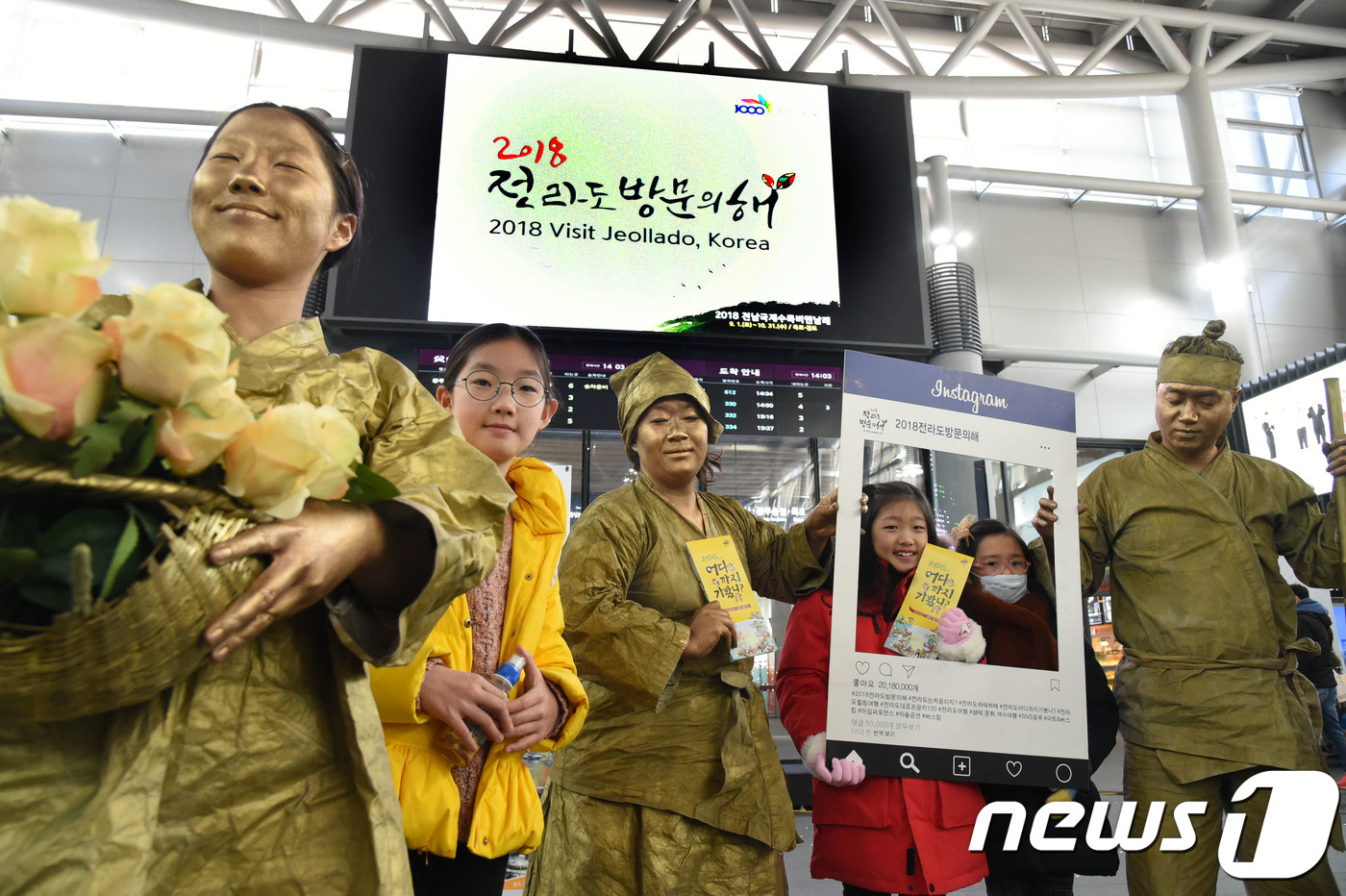 (서울=뉴스1) = 공유가치창출 상설홍보관 'SRT CSV 랩'이 26일 수서역에서 운영을 시작한 가운데 '2018 전라도 방문의 해"를 맞아 극단 세결 단원들이 남도 농민을 테마 …