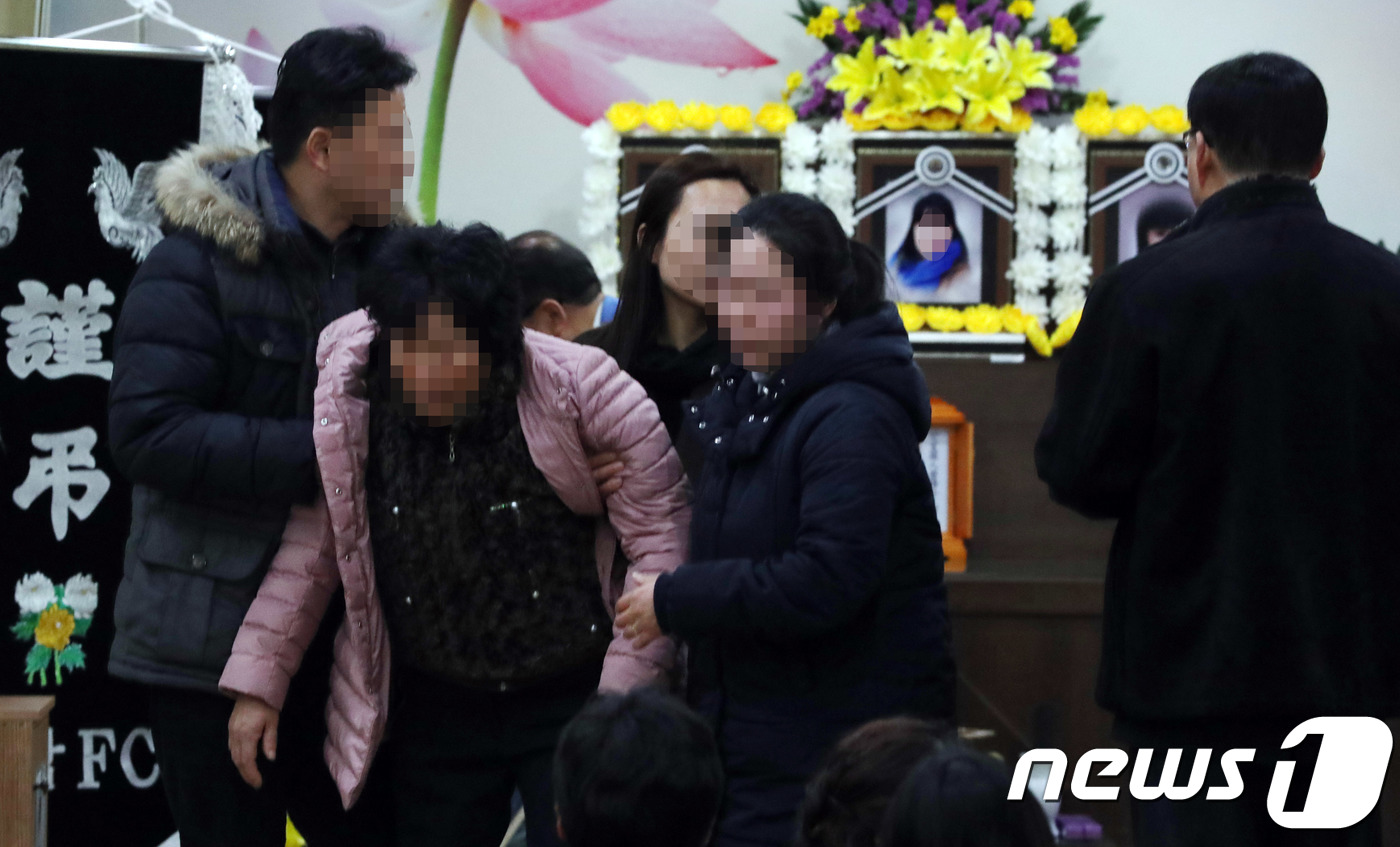 (장흥=뉴스1) 남성진 기자 = 27일 오후 '서울 종로여관 화재'로 숨진 전남 장흥 세모녀의 장례식이 치러진 장흥 한 장례식장에서 유가족이 오열을 하고 있다. 세 모녀의 발인은 …