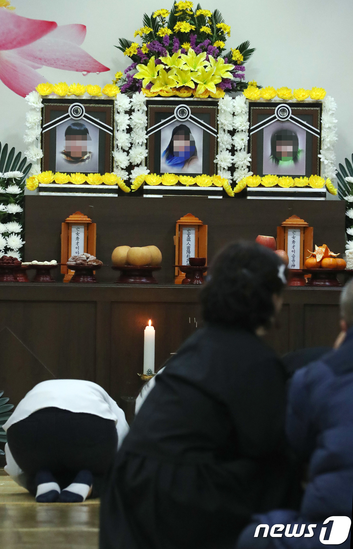 (장흥=뉴스1) 남성진 기자 = 27일 오후 '서울 종로여관 화재'로 숨진 전남 장흥 세모녀의 장례식이 치러진 장흥 한 장례식장에서 세모녀 중 첫째딸인 이모양(14)의 친구들이 조 …