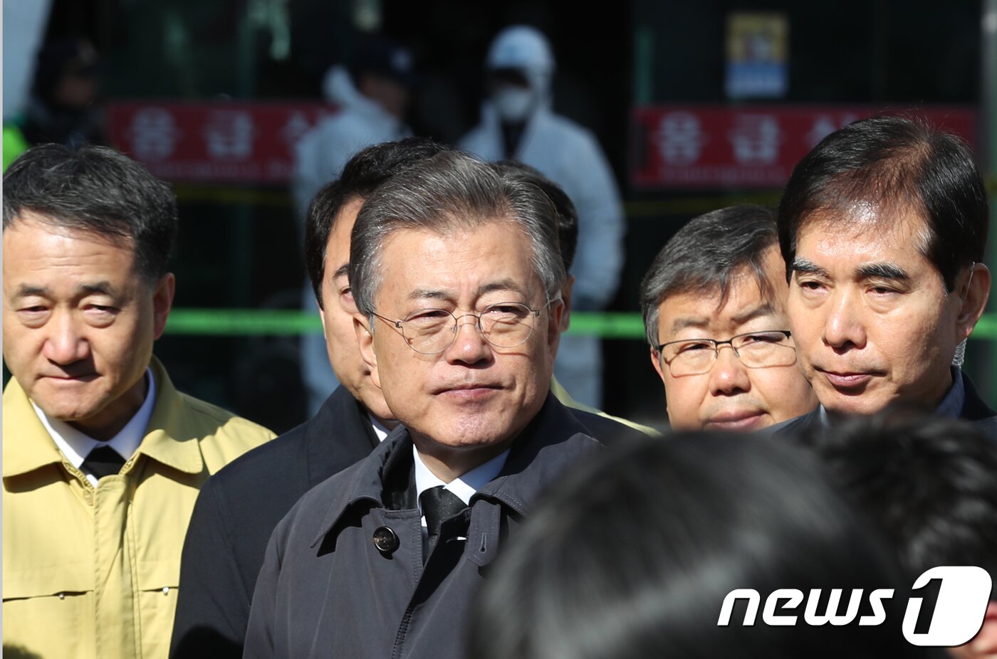 본문 이미지 - 문재인 대통령이 27일 오전 경남 밀양시 가곡동 세종병원 화재현장을 찾아 의용소방대원들을 격려하고 있다.2018.1.27/뉴스1 ⓒ News1 여주연 기자