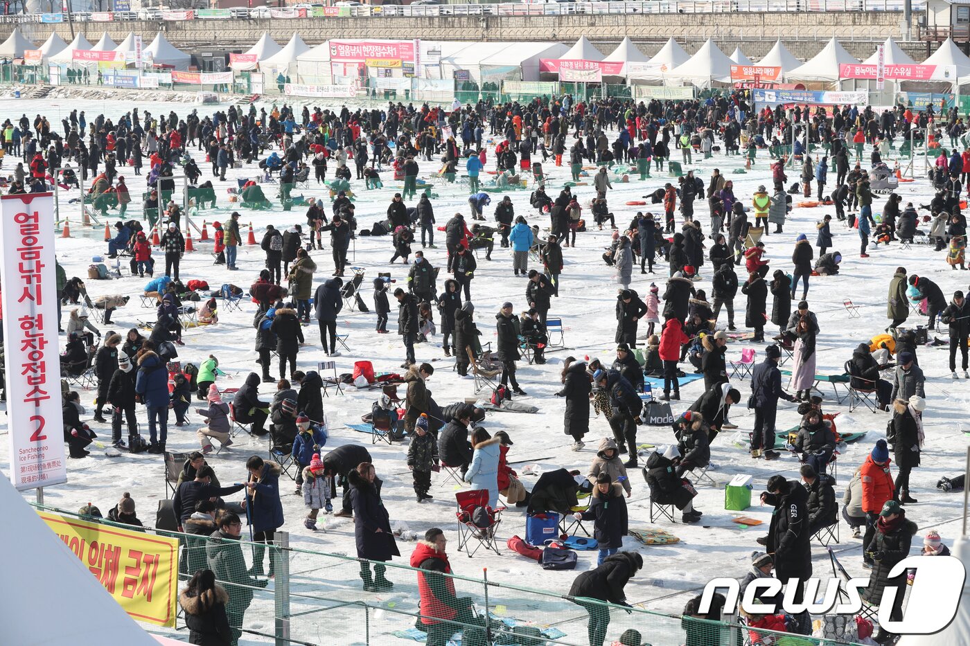 본문 이미지 - 2018 화천산천어 축제 폐막일인 28일 많은 관광객들이 강원도 화천군 화천천 일원 얼음낚시터장에서 막바지 축제를 즐기고 있다./뉴스1 ⓒ News1