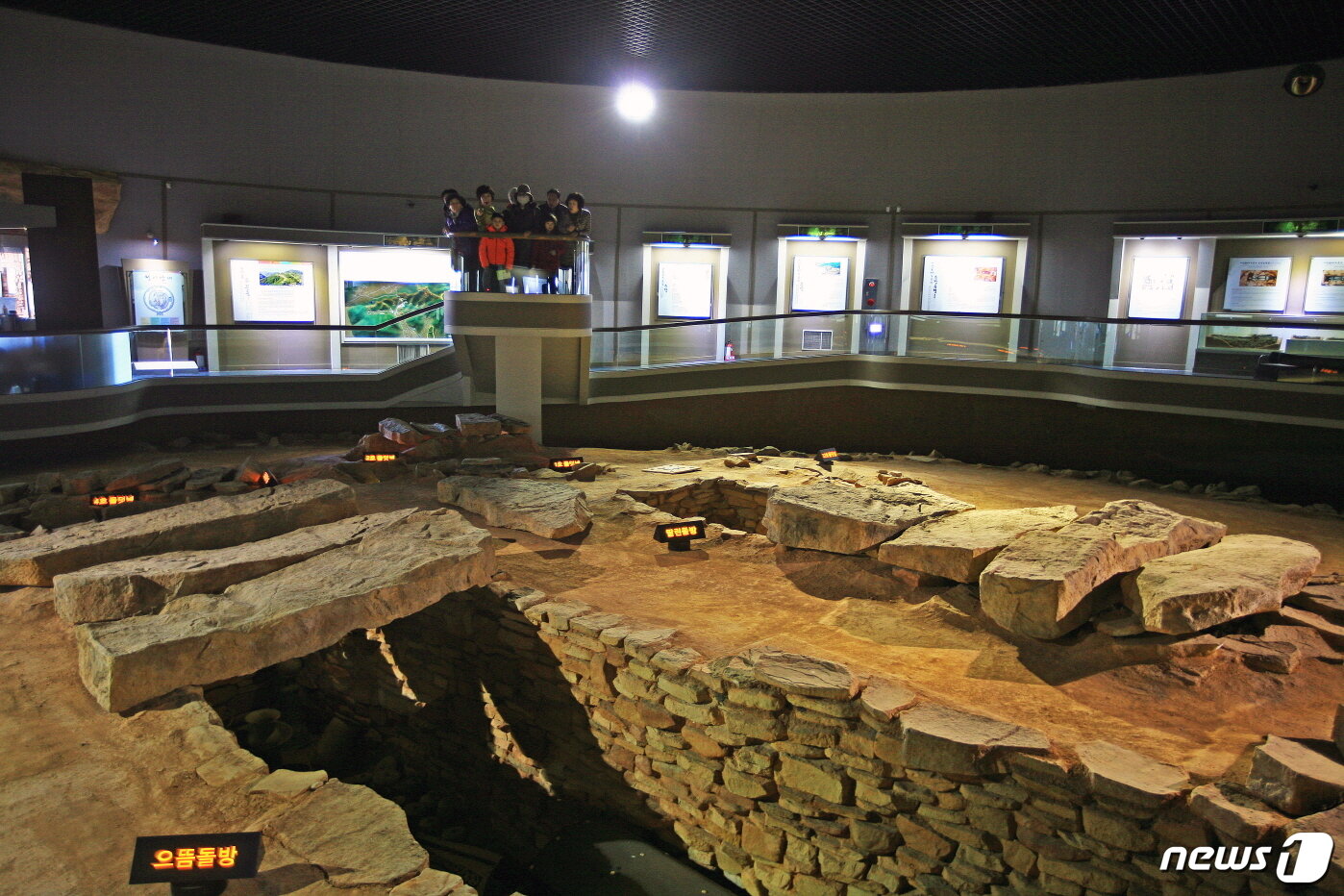 본문 이미지 - 고령 대가야 왕릉전시관을 보는 여행객들ⓒ News1
