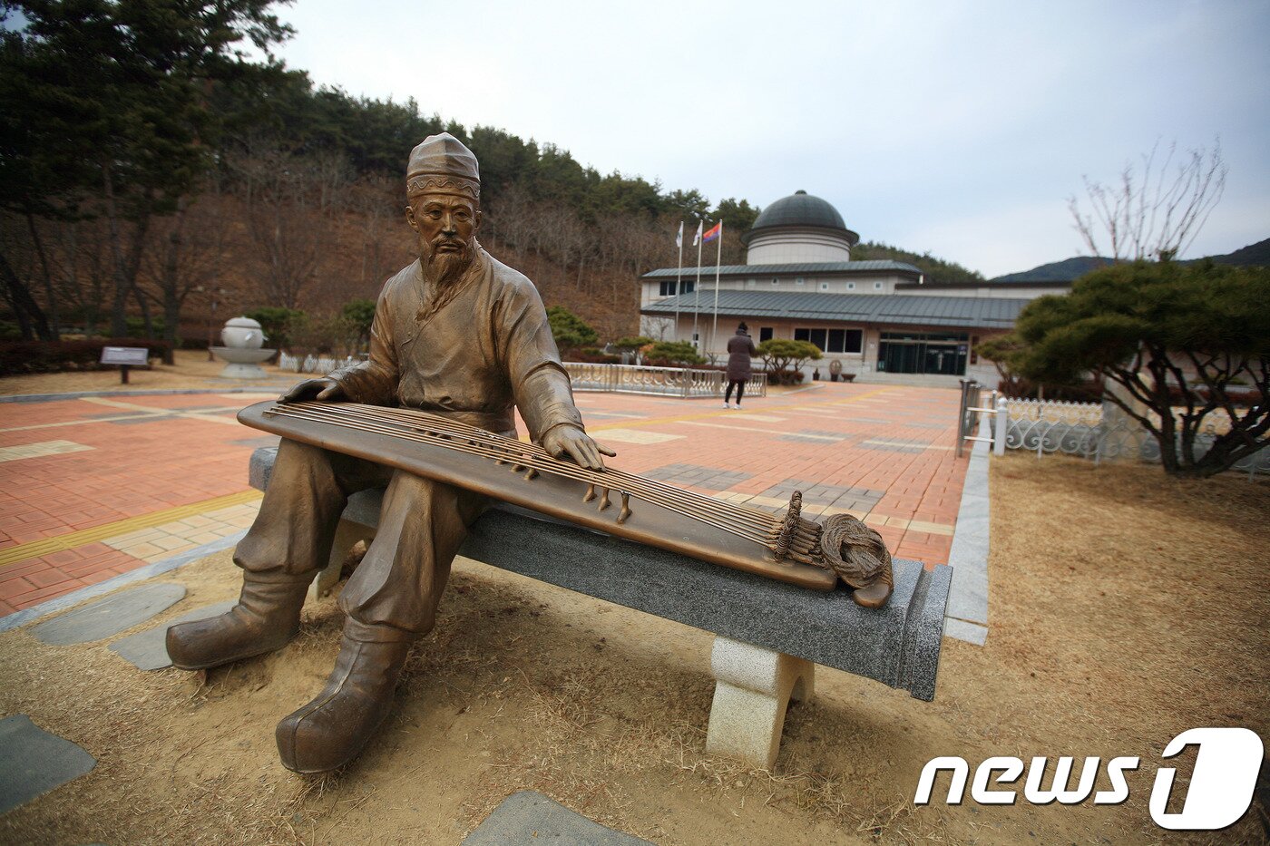본문 이미지 - 가야금을 켜고 있는 우륵상과 우륵박물관ⓒ News1