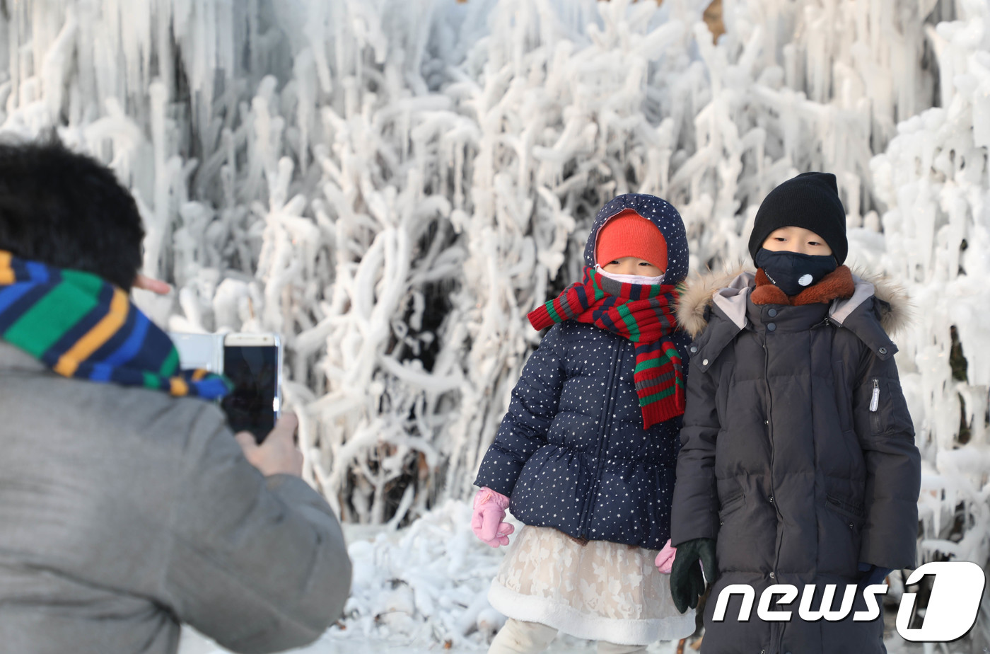 (인제=뉴스1) 고재교 기자 = 28일 인제빙어축제가 열린 강원 인제군 남면 부평리 빙어호 일원 은빛나라에서 어린이들이 기념촬영하고 있다. 인제 빙어축제는 이날부터 2월4일까지 빙 …