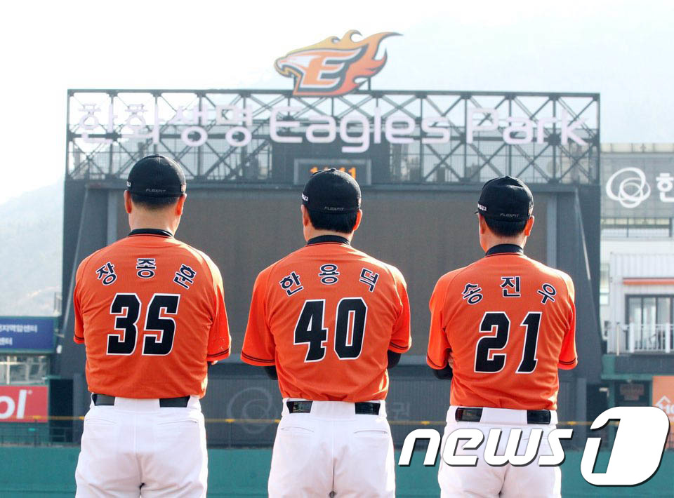 (대전=뉴스1) 주기철 기자 = 한화이글스 장종훈 타격코치, 한용덕 감독, 송진우 투수코치가 29일 오후 대전 한화 생명이글스파크에서 열린 ‘2018 한화 포토데이’에서 선수시절 …