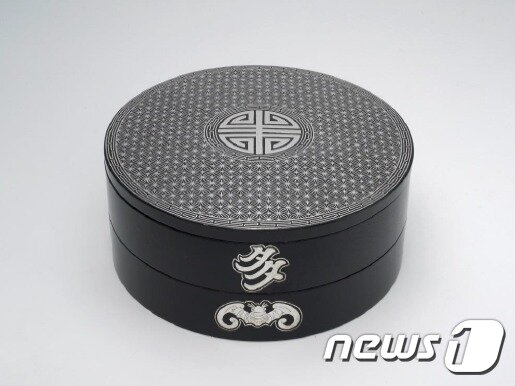 본문 이미지 - 이경노, 은입사 원형 이단 찬합 Silver Inlaid Box, 2017, 20 x 8 cmⓒ News1