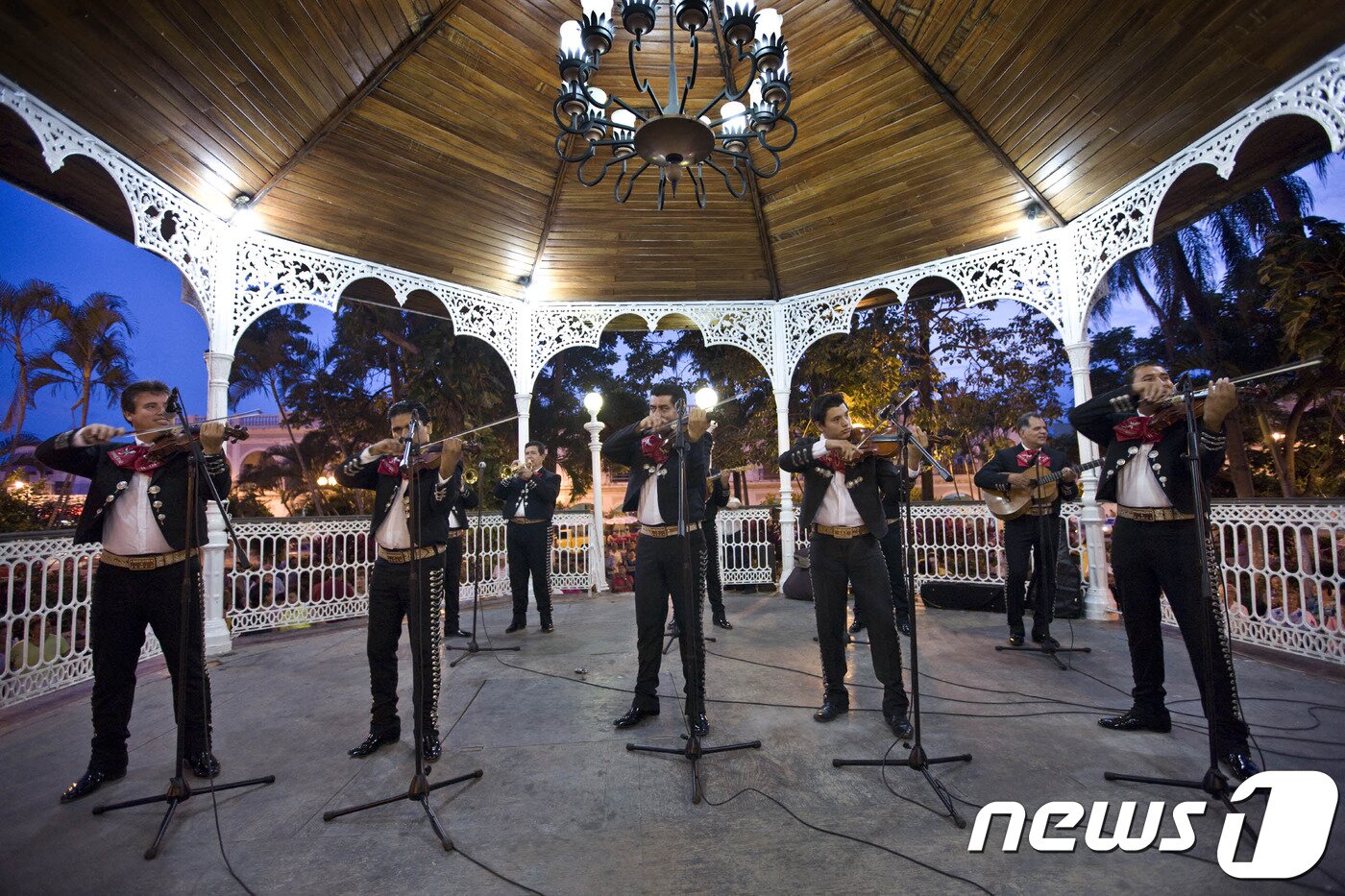 본문 이미지 - 턱시도를 입고 공연을 하는 마리아치 밴드. 멕시코관광청 제공.ⓒ News1