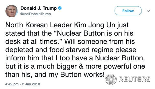 본문 이미지 - 도널드 트럼프 미국 대통령이 지난 2018년 1월 2일 자신의 트위터에 "북한 지도자 김정은이 방금 '핵단추가 항상 책상 위에 있다'고 했는데 나는 그가 가진 것보다 더 크고 강력한 핵 버튼이 있다는 사실을, 식량에 굶주리고 고갈된 정권의 누군가가 그에게 제발 좀 알려주겠느냐, 내 버튼도 작동한다!"는 글을 올렸다. ⓒ 로이터=뉴스1 ⓒ News1 우동명 기자