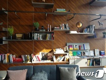 본문 이미지 - L7 홍대 최상층에 위치한 공간. 휴식과 놀이, 독서, 음료를 함께 즐길 수 있도록 만들었다. /사진 = 장도민 기자 ⓒ News1