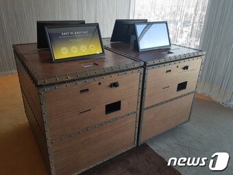 본문 이미지 - L7 홍대 무인체크인 기기. /사진 = 장도민 기자 ⓒ News1