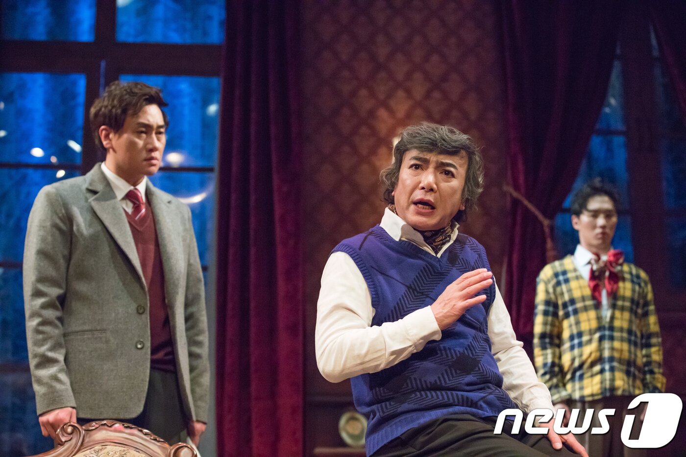 본문 이미지 - 윤순홍 배우가 30일 서울 대학로 SH아트홀에서 열린 연극 '쥐덫' 전막시연회에서 호기심이 많은 파라비치니역을 맡아 살인범이 여자일 수 있다고 주장하고 있다. MBC탈런트극단 창단작인 '쥐덫'은 추리소설의 대가 아가사 크리스티가 쓴 동명의 소설을 각색한 작품이며 오는 2월1일부터 3월25일까지 공연한다. 2018.1.30./뉴스1 ⓒ News1 박정환 기자