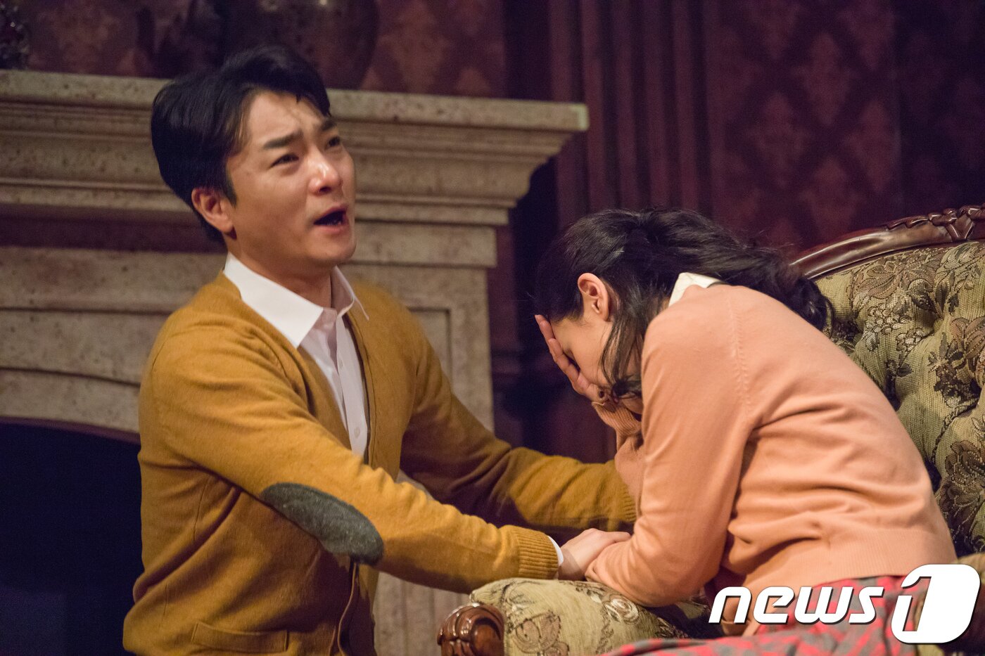 본문 이미지 - 정예훈 배우(왼쪽)가 30일 서울 대학로 SH아트홀에서 열린 연극 '쥐덫' 전막시연회에서 펜션 주인인 자일즈역을 맡아 살인현장을 발견한 아내를 달래고 있다. MBC탈런트극단 창단작인 '쥐덫'은 추리소설의 대가 아가사 크리스티가 쓴 동명의 소설을 각색한 작품이며 오는 2월1일부터 3월25일까지 공연한다. 2018.1.30./뉴스1 ⓒ News1 박정환 기자