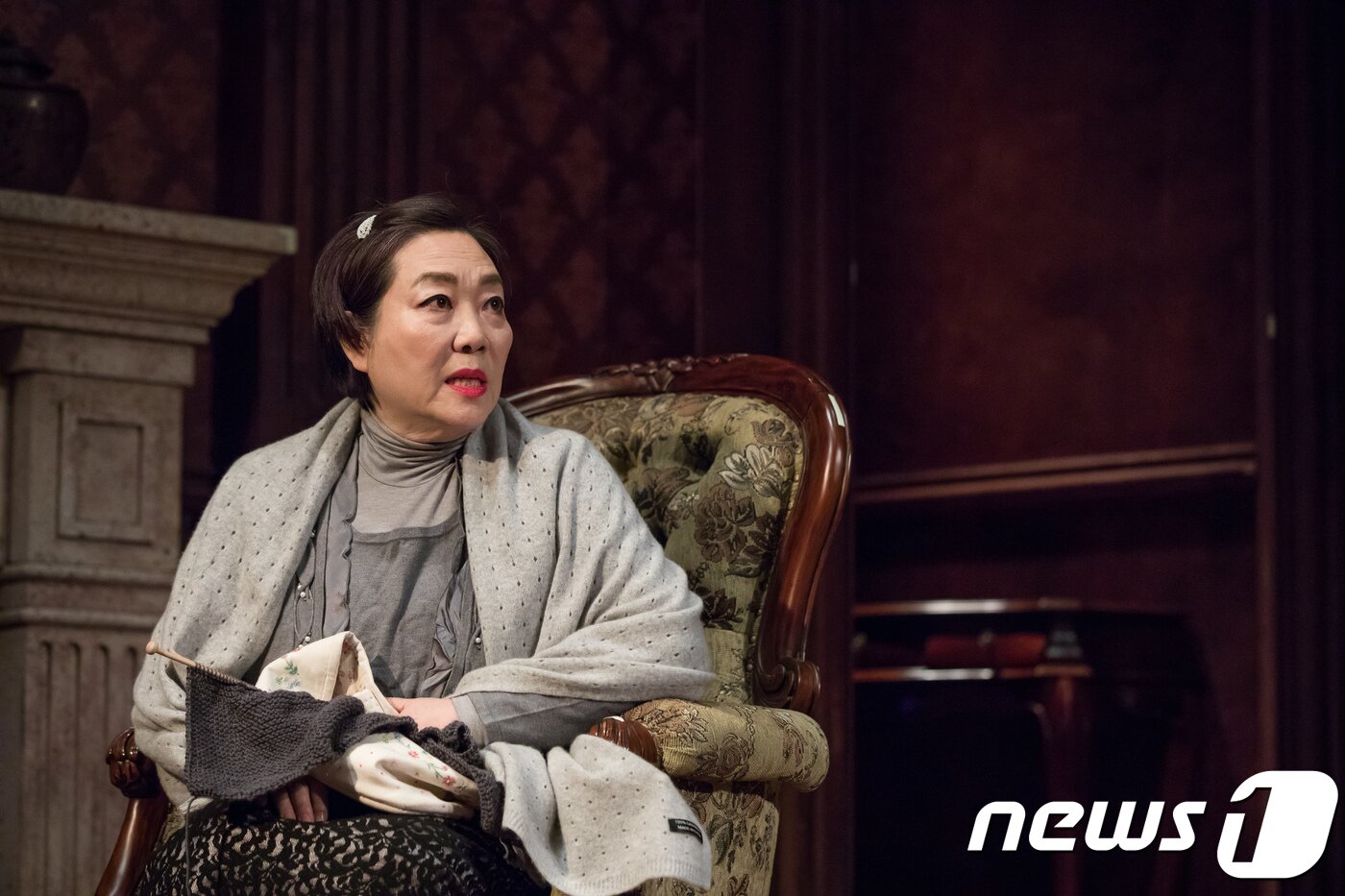 본문 이미지 - 양희경 배우가 30일 서울 대학로 SH아트홀에서 열린 연극 '쥐덫' 전막시연회에서 불평불만이 많은 보일역을 맡아 다른 투숙객들에게 짜증을 내고 있다. MBC탈런트극단 창단작인 '쥐덫'은 추리소설의 대가 아가사 크리스티가 쓴 동명의 소설을 각색한 작품이며 오는 2월1일부터 3월25일까지 공연한다. 2018.1.30./뉴스1 ⓒ News1 박정환 기자