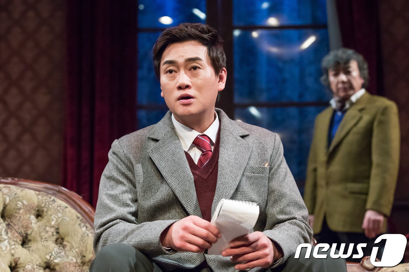 본문 이미지 - 박형준 배우가 30일 서울 대학로 SH아트홀에서 열린 연극 '쥐덫' 전막시연회에서 경찰을 사칭한 트로터역을 맡아 범인을 추리하고 있다. MBC탈런트극단 창단작인 '쥐덫'은 추리소설의 대가 아가사 크리스티가 쓴 동명의 소설을 각색한 작품이며 오는 2월1일부터 3월25일까지 공연한다. 2018.1.30./뉴스1 ⓒ News1 박정환 기자