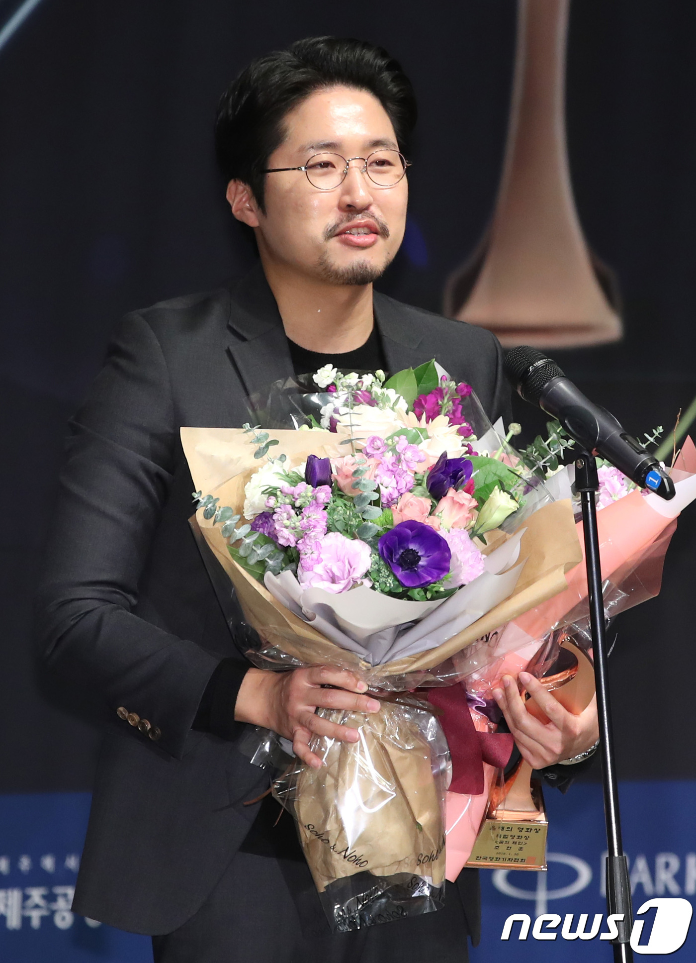 (서울=뉴스1) 권현진 기자 = '꿈의 제인' 조현훈 감독이 30일 오후 서울 프레스센터에서 열린 ‘제9회 올해의 영화상’ 시상식에 참석해 올해의 독립영화상을 수상한 뒤 소감을 말 …