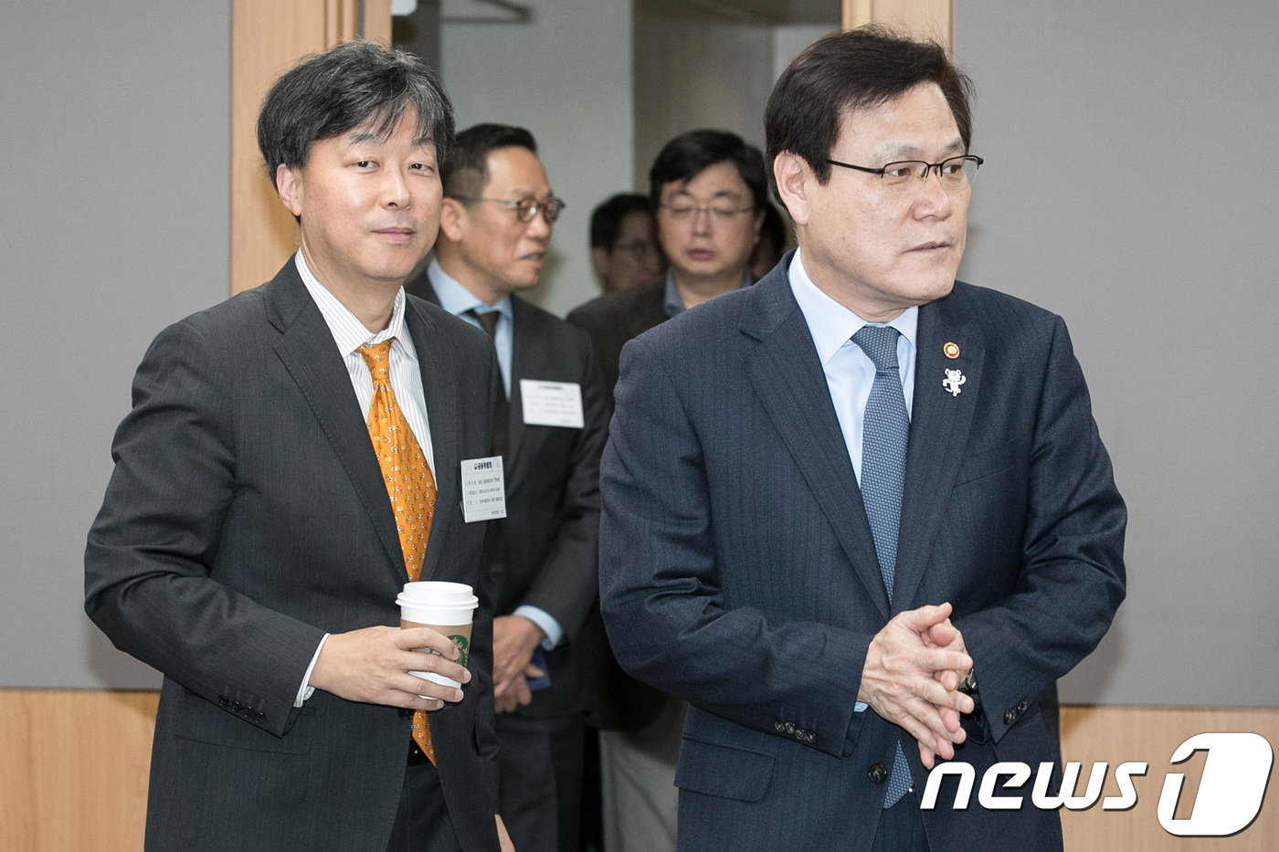 (서울=뉴스1) 이승배 기자 = 최종구 금융위원장(오른쪽)이 31일 오전 서울 세종대로 정부서울청사에서 열린 금융그룹통화감독 7개사 CEO 간담회에 참석하고 있다.이날 간담회에는 …