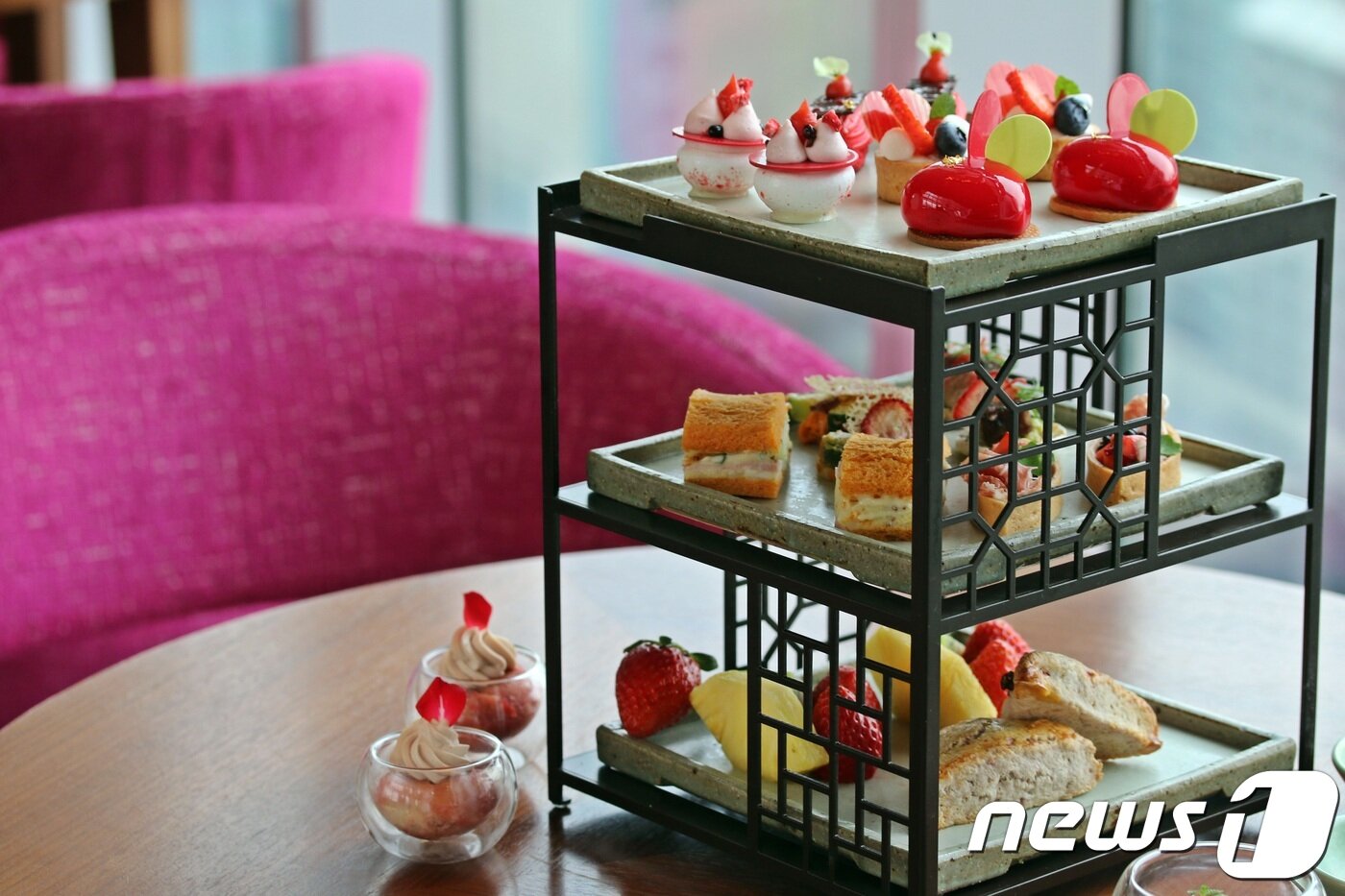 본문 이미지 - 파크 하얏트 서울의 딸기 애프터눈티 세트ⓒ News1