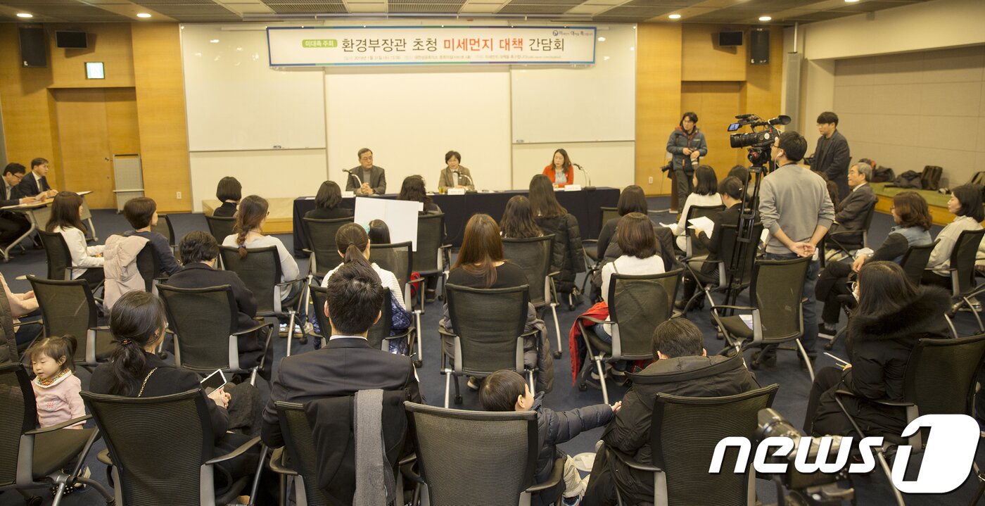 본문 이미지 - 김은경 환경부 장관이 31일 오후 서울 중구 대한상공회의소에서 열린 인터넷 포털 네이버카페 '미대촉(미세먼지대책을촉구합니다)' 초청 간담회에서 모두발언을 하고 있다. (환경부 제공) 2018.1.31/뉴스1