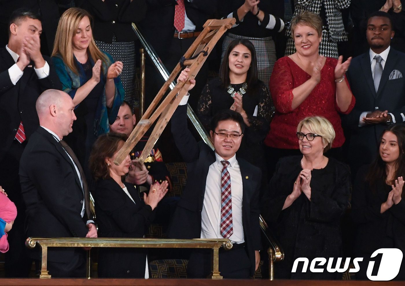 본문 이미지 - 30일 미 워싱턴 DC 의사당 하원 본회의장에 국정연설을 보기위해 모인 사람들. 이 자리에서 트럼프 대통령의 소개를 받은 탈북인 지성호 씨는 목발을 들고 자리에 일어나 기립 박수를 받았다.ⓒ AFP=뉴스1