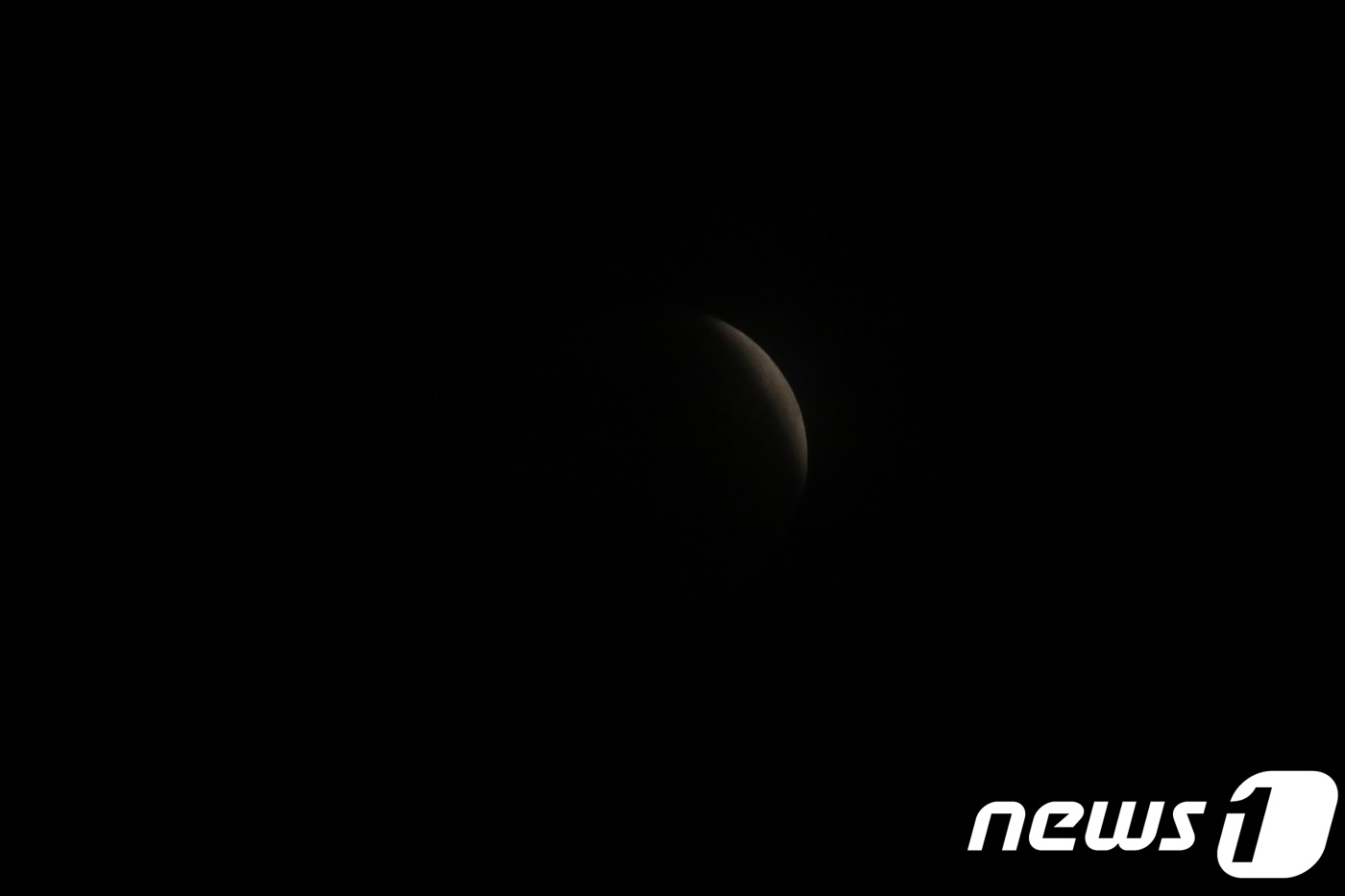 (대구=뉴스1) 공정식 기자 = 31일 대구 상공에 떠오른 달이 지구에 가리는 개기월식이 진행되고 있다. 이번 개기월식은 달이 지구에 근접해 평소보다 크게 보이는 ‘슈퍼문’, 한 …