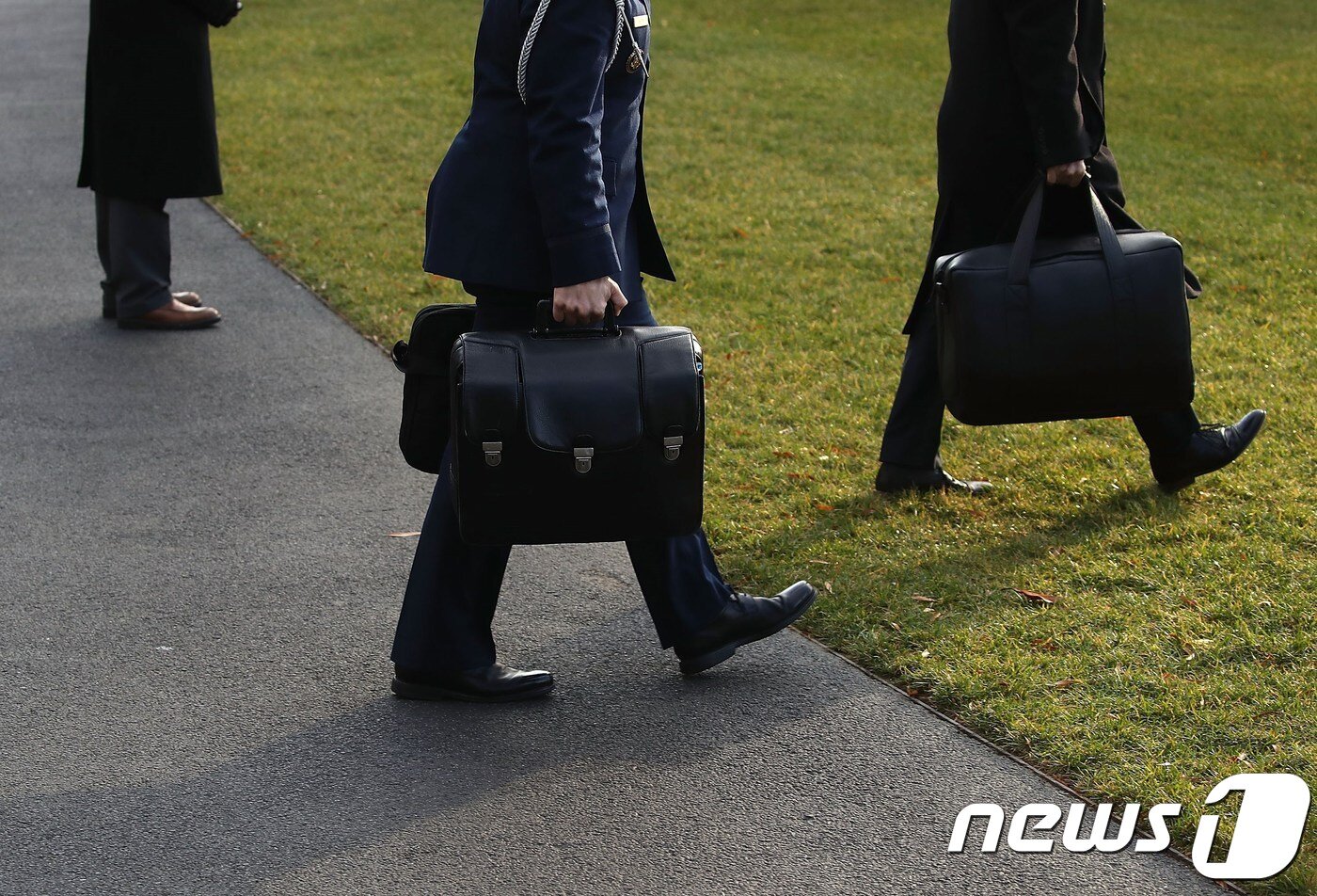 본문 이미지 - 트럼프 미국 대통령을 보좌하는 장교가 핵가방 '풋볼'을 들고 있다. ⓒ AFP=뉴스1