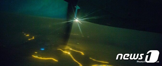 본문 이미지 - 기내 안에서 관측된 노던 라이트. yngve saebbe 제공