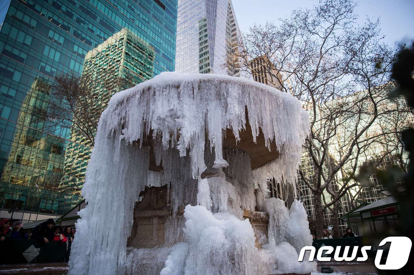 (뉴욕 AFP=뉴스1) 우동명 기자 = 3일(현지시간) 100년 만에 몰아닥친 북극한파로 뉴욕 브라이언트 파크의 분수대가 얼어 얼음으로 덮여있다.ⓒ AFP=뉴스1