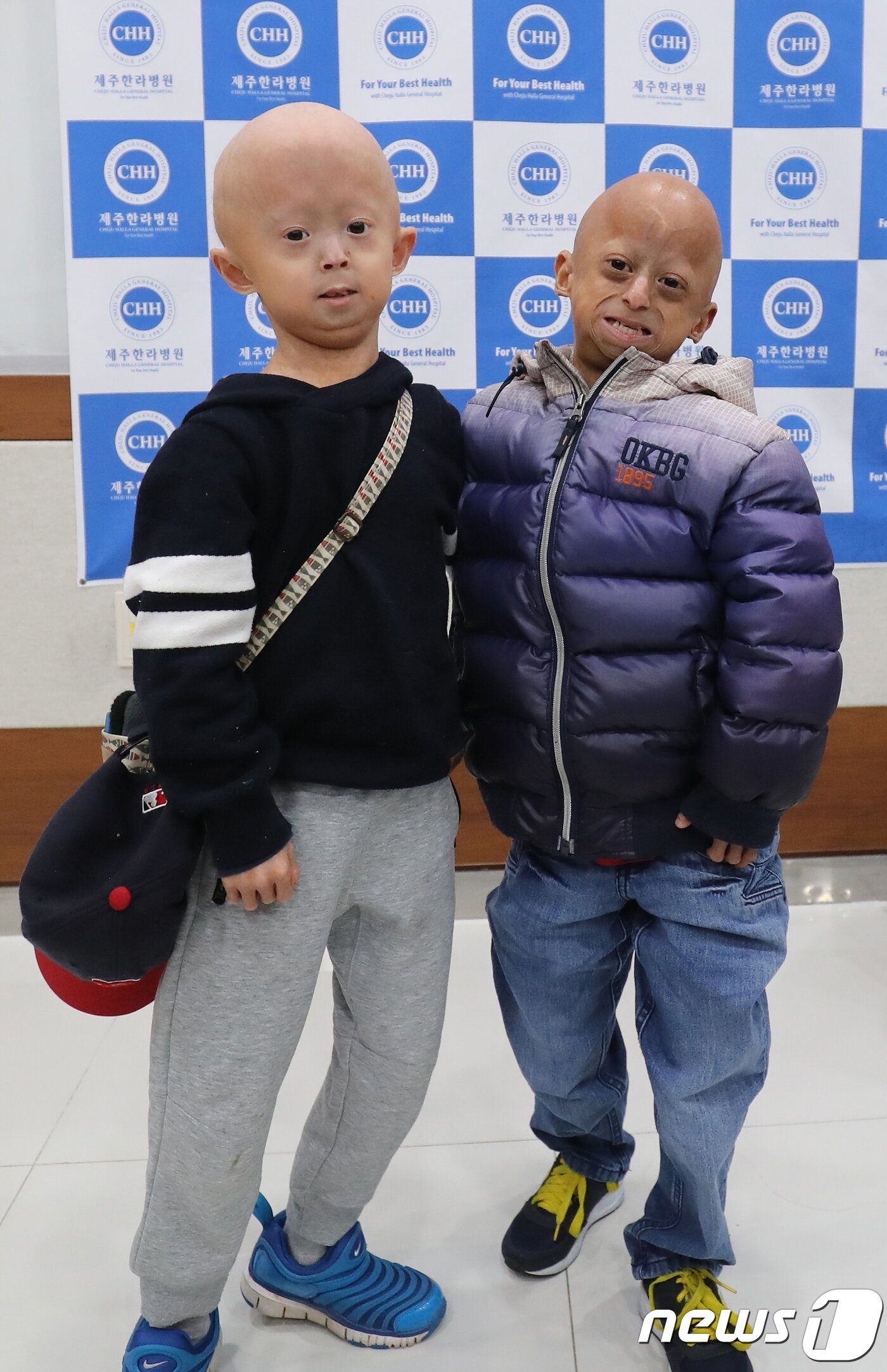 본문 이미지 - 조로증을 앓고 있는 홍원기군(12)과 같은 병을 앓고 있는 콜롬비아 친구인 미구엘 살라스(12)가 4일 제주 한라병원에서 진료를 받은 후 기념 사진을 촬영 하고 있다. 어린아이에게 나타나는 조로증은 전 세계적으로 300여명의 환자가 있는 것으로 추산되며 환자의 평균 수명은 15~17세다. 국내에서는 홍 군이 유일하다.2018.1.4/뉴스1 ⓒ News1 이석형 기자